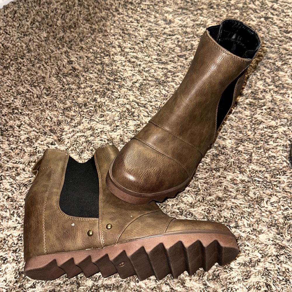 Wedge boots